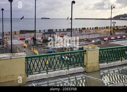 Le navire SteamPacket Mannanan entre dans le port de Douglas, vu de l' Villa Marina avec le chaos de la promenade roadworks en premier plan Banque D'Images