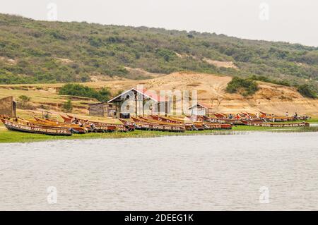 Bateaux de pêche montrés sur la rive du canal de Kazinga. Le canal de Kazinga est la seule source de transport dans cette région d'Afrique centrale. Banque D'Images