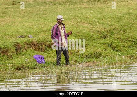 Pêche de pêcheur sur la rive du canal de Kazinga. Le canal de Kazinga est la seule source de transport dans cette région d'Afrique centrale, en Ouganda. Banque D'Images