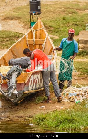 Bateau de pêche sur la rive du canal de Kazinga. Le canal de Kazinga est la seule source de transport dans cette région d'Afrique centrale. Banque D'Images