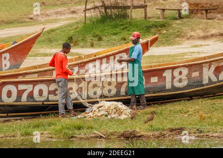 Bateau de pêche sur la rive du canal de Kazinga. Le canal de Kazinga est la seule source de transport dans cette région d'Afrique centrale. Banque D'Images