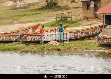 Bateau de pêche sur la rive du canal de Kazinga. Le canal de Kazinga est la seule source de transport dans cette région d'Afrique centrale. Banque D'Images