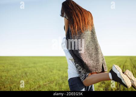 jeune, heureux, couple aimant, à l'extérieur, homme tenant une fille dans ses bras , et en appréciant les uns les autres, la publicité, Banque D'Images