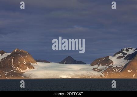 Montagnes et glacier le long de la côte de Prins Karls Forland / Forlandet, île au large de la côte ouest de la terre d'Oscar II, Svalbard / Spitzbergen, Norvège Banque D'Images