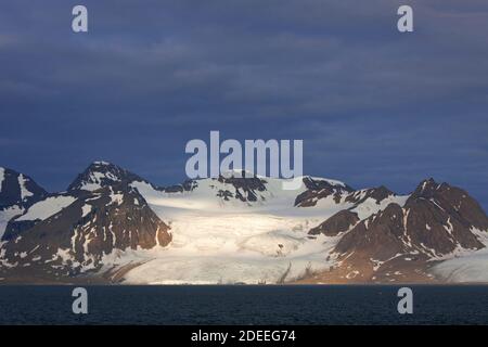 Montagnes et glacier le long de la côte de Prins Karls Forland / Forlandet, île au large de la côte ouest de la terre d'Oscar II, Svalbard / Spitzbergen, Norvège Banque D'Images