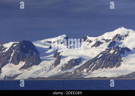 Montagnes et glacier le long de la côte de Prins Karls Forland / Forlandet, île au large de la côte ouest de la terre d'Oscar II, Svalbard / Spitzbergen, Norvège Banque D'Images