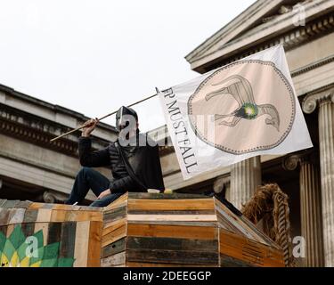 Londres, Royaume-Uni - 8 février 2020 : BP doit tomber, extinction rébellion protestation devant le British Museum contre la crise climatique et les colonialis Banque D'Images