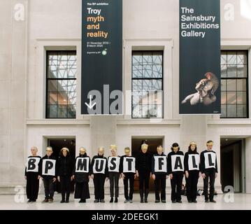 Londres, Royaume-Uni - 8 février 2020 : BP doit tomber, extinction rébellion protestation devant le British Museum contre la crise climatique et les colonialis Banque D'Images
