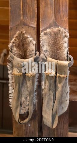 Vieux ski en bois avec antique cuir ski Bindings style rétro. Banque D'Images