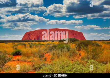 Uluṟu or Ayers Rock, Uluṟu - Parc national de Kata Tjuṯa, territoire du Nord, Australie, 15 janvier 2012 : pris contre le ciel avec des nuages hollandais Banque D'Images