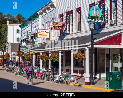 Boutiques le long de main Street, Mackinac Island, Michigan. Banque D'Images
