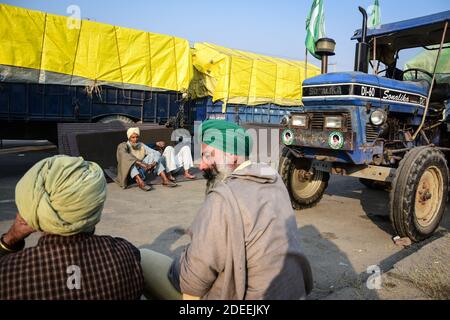 Alipur, Inde. 30 novembre 2020. Les agriculteurs se trouvent à proximité de leurs tracteurs lorsqu'ils participent à la démonstration. Selon le syndicat des agriculteurs, des milliers d'agriculteurs de différents États se sont déplacés vers la capitale de l'Inde pour protester contre les nouvelles lois agricoles qui, selon eux, nuirait gravement à leurs revenus. Crédit : SOPA Images Limited/Alamy Live News Banque D'Images