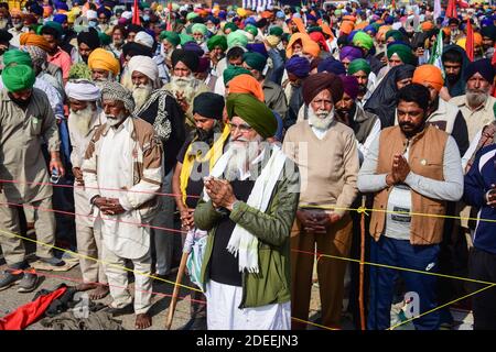 Alipur, Inde. 30 novembre 2020. Les manifestants offrent des prières à l'occasion de Guru Nanak Jayanti près de l'immeuble de la police. Selon le syndicat des agriculteurs, des milliers d'agriculteurs de différents États se sont déplacés vers la capitale de l'Inde pour protester contre les nouvelles lois agricoles qui, selon eux, nuirait gravement à leurs revenus. Crédit : SOPA Images Limited/Alamy Live News Banque D'Images