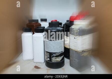 Produits chimiques dangereux inflammables dans des récipients en plastique sur une étagère dans le laboratoire Banque D'Images
