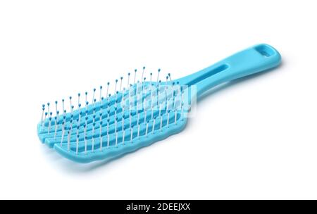 Brosse à cheveux en plastique bleu isolée sur blanc Banque D'Images