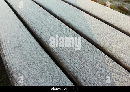 Une photographie d'un banc de pique-nique en bois givré au sommet d'un Point de vue sur la montagne dans le sud du pays de Galles Banque D'Images