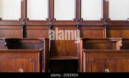 Détail de bois dur traditionnel, palais de chorale à l'église d'un coin salon. Intérieur avec des sièges en bois vide Banque D'Images