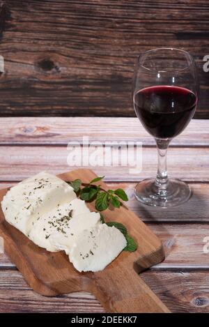 Fromage Chypre halloumi et vin rouge sur une table Banque D'Images