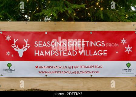 Bannière de Noël sous l'arbre de Noël dans Hampstead Village, Londres. Banque D'Images