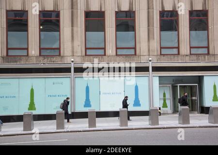 Blocs de barricade recouverts d'acier installés le long de la 5e avenue devant De l'Empire State Building à New York la sécurité est notre époque Banque D'Images