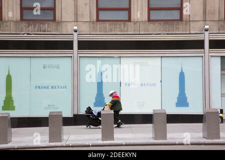 Blocs de barricade recouverts d'acier installés le long de la 5e avenue devant De l'Empire State Building à New York la sécurité est notre époque Banque D'Images