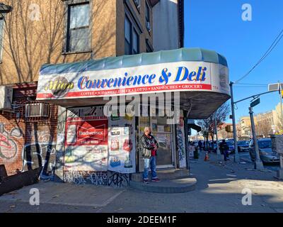 Quartier petit gbrocery sur Coney Island Avenue dans le quartier de Kensington à Brooklyn, New York. Banque D'Images