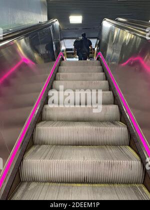 Escalier roulant coloré à Penn Station à New York. Banque D'Images