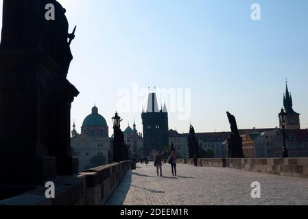 Vue vers l'est le long du pont Charles sur la Vltava, Prague, capitale de la République tchèque. Tôt le matin. Banque D'Images