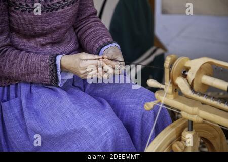 Spinner travaillant dans la couture avec la laine, la production artisanale, l'industrie Banque D'Images