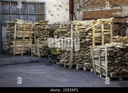 Panneaux en bois empilés en usine pour le recyclage, l'environnement et la construction Banque D'Images