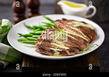 Steak avec sauce béarnaise et estragon Banque D'Images