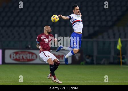 Turin, Italie. Turin 2020, Italie, stade Olimpico Grande Torino, 30 novembre 2020, Simone Zaza (Torino FC) fouls Maya Yoshida (UC Sampdoria) pendant Torino FC vs UC Sampdoria - football italien Serie A Match Credit: Francesco Scaccianoce/LPS/ZUMA Wire/Alamy Live News Banque D'Images