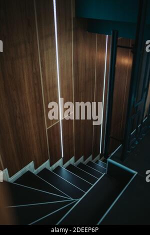 Une photo verticale à grand angle d'un escalier en bois murs Banque D'Images