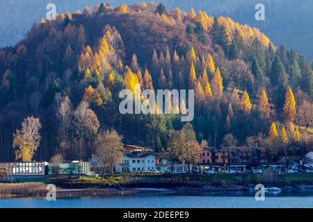 Belle vue sur la rive du lac Ledro, Molina di Ledro (TN) avec les couleurs de la fin de l'automne. Banque D'Images