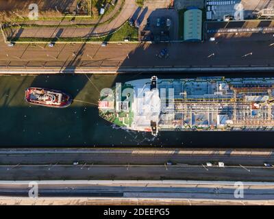 Vue aérienne de drone d'un grand port de mer de Sluice allant Vers Amsterdam près d'Ijmuiden et Velsen Noord un navire va éporough le plus grand sluice du monde Banque D'Images