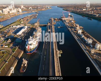 Vue aérienne de drone d'un grand port de mer de Sluice allant Vers Amsterdam près d'Ijmuiden et Velsen Noord un navire va éporough le plus grand sluice du monde Banque D'Images