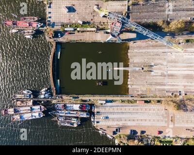 Vue de haut en bas de la NRSM warf à Amsterdam Nord le vieux chantier naval industriel des pays-Bas. Banque D'Images