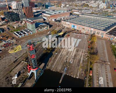 Vue de haut en bas de la NRSM warf à Amsterdam Nord le vieux chantier naval industriel des pays-Bas. Banque D'Images