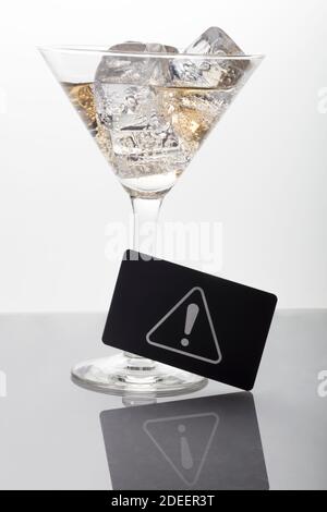 Panneau de mise en garde devant le verre martini Banque D'Images