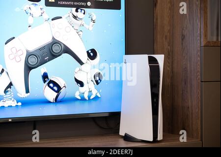 Moscou - novembre 28 2020 : la toute nouvelle console de jeu Sony PlayStation 5 avec manette DualSense près de l'écran de télévision à la maison prête à l'emploi. Banque D'Images