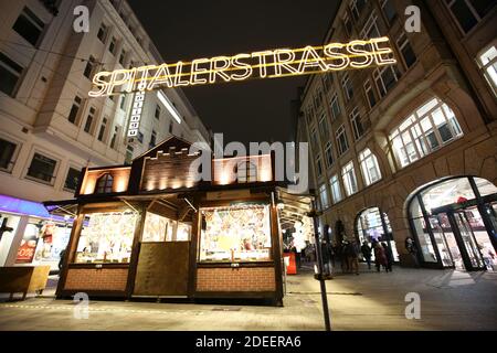 Hambourg, Allemagne. 28 novembre 2020. Un stand de vente vide est situé dans Spitaler Straße dans le centre de Hambourg. Crédit : Bodo Marks/dpa/Alay Live News Banque D'Images