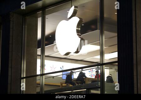 Hambourg, Allemagne. 28 novembre 2020. Le logo Apple peut être vu dans un magasin Apple du centre-ville de Hambourg. Crédit : Bodo Marks/dpa/Alay Live News Banque D'Images