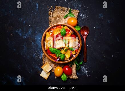 Salade de tomates, pain de basilic et de rassis, style rustique, vue sur le dessus Banque D'Images