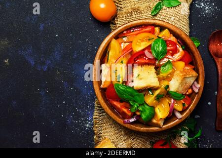 Salade de tomates, pain de basilic et de rassis, style rustique, vue sur le dessus Banque D'Images