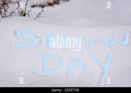 Des lettres de JOUR de NEIGE bleu glacier peintes à la main dans de la neige fraîche annoncent Aucune école ou école n'est fermée ou aucune entreprise n'est due conditions météorologiques dangereuses Banque D'Images