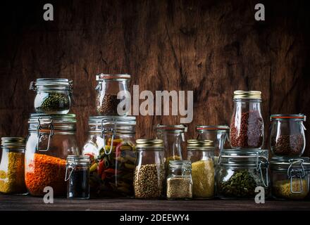 Stocks ou ensemble de céréales, pâtes, gruaux, légumineuses biologiques et graines utiles dans des pots en verre. Source végétalienne de protéines et de ressources énergétiques. Végétatif sain Banque D'Images