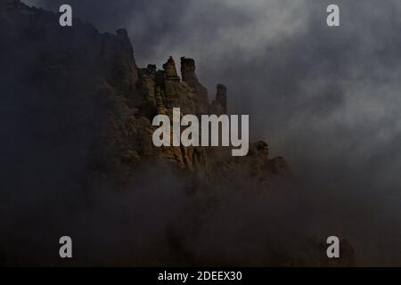 Des nuages sombres et un brouillard mouvant s'ouvrent pour révéler des flèches rocheuses sur le mont Lemmon à Tucson, Arizona Banque D'Images