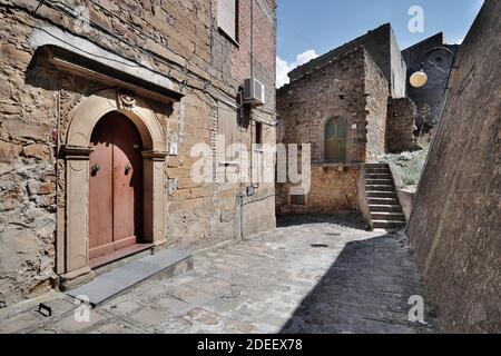 Ancienne porte d'entrée dans les rues de Castel di Lucio, architecture de la Sicile et preuve culturelle Banque D'Images