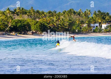 Surf à Mati, Davao Oriental, Philippines Banque D'Images