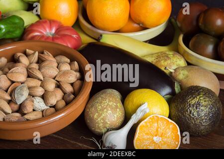 Groupe d'aliments naturels biologiques, fruits et légumes sur une table en bois. Des ingrédients sains. Banque D'Images
